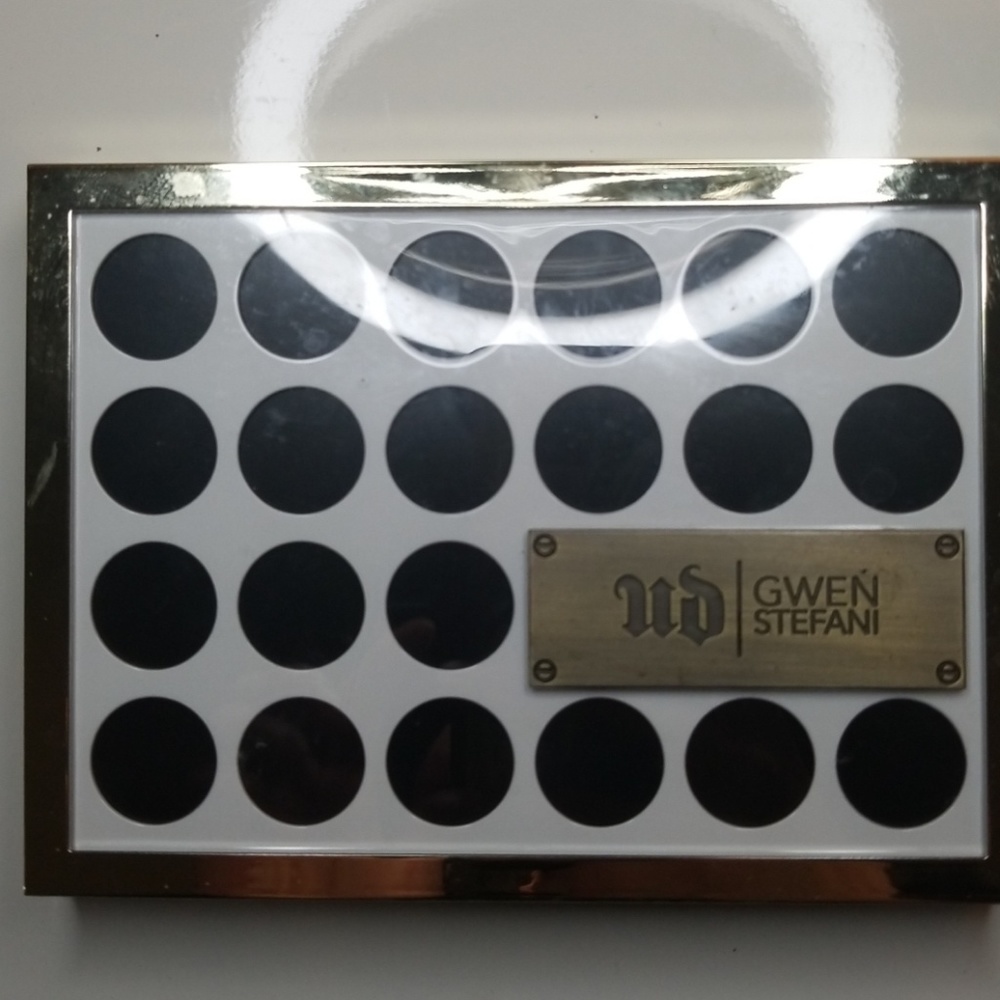 UD Gwen Stefani eyeshadow palette